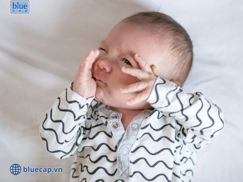 Trẻ bị chàm sữa có phản xạ tự nhiên gãi vào vị trí gây ngứa