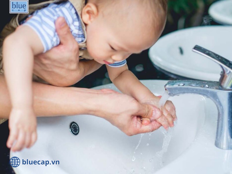 Vệ sinh tay cho bé hạn chế xâm nhập vi khuẩn