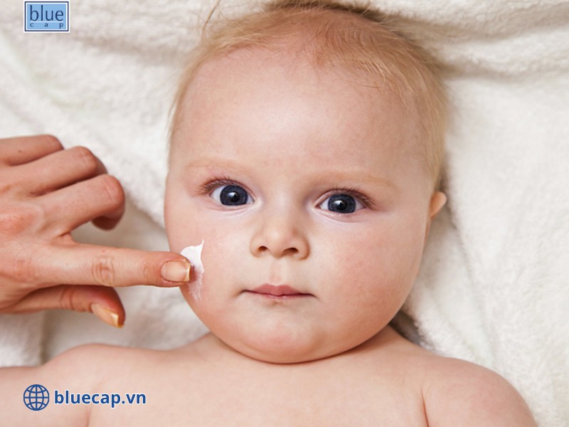 Cấp ẩm hàng ngày cho con và nhất là sau khi tắm theo quy tắc vàng