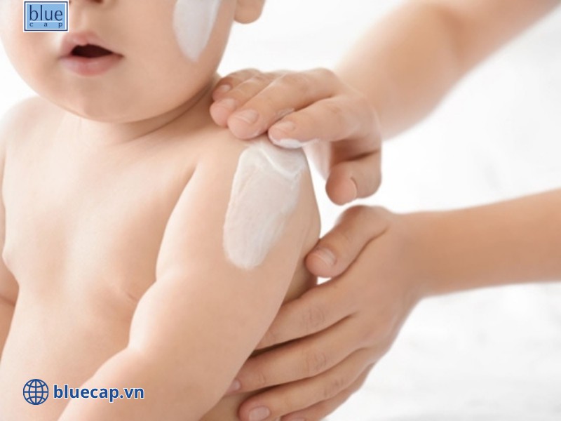Luôn thoa kem dưỡng ẩm ngay trong vòng ba phút sau khi tắm cho con