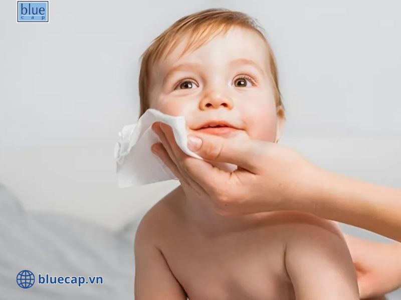 Rửa mặt cho bé hàng ngày bằng nước ấm sạch khi bị mụn sữa