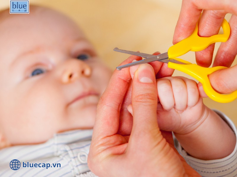 Cắt móng tay cho con để tránh móng tay tiếp xúc lên vùng da chàm