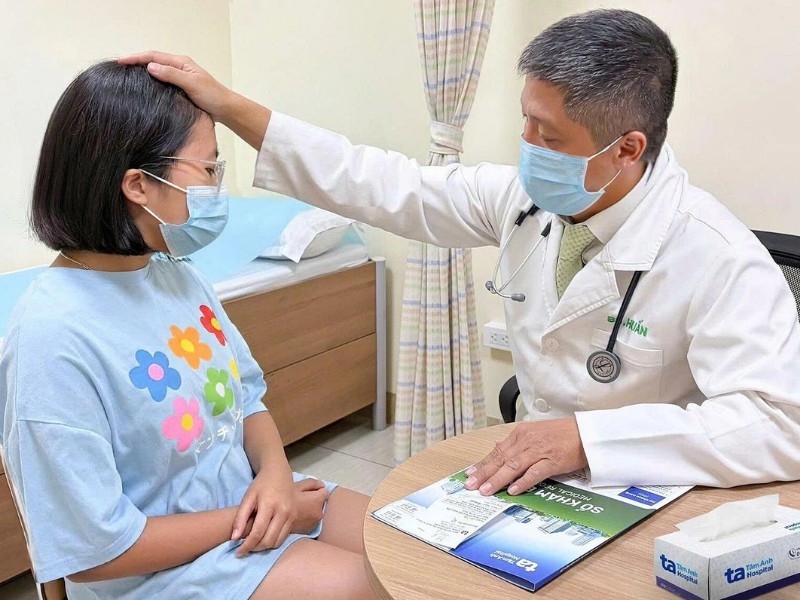 ThS.BS Nguyễn Đình Huấn tư vấn chăm sóc da mùa nắng nóng cho bệnh nhân tại Bệnh viện Đa khoa Tâm Anh TP HCM. Ảnh: Minh Tâm