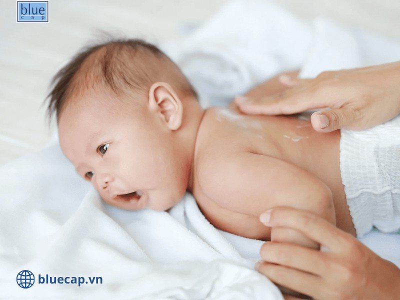 Mẹ nên chọn kem bôi trị chàm sữa kết cấu thẩm thấu nhanh và không bết dính