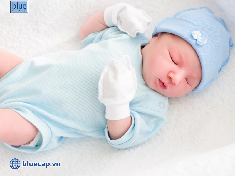 Mẹ nhớ đeo bao tay cho trẻ khi ngủ