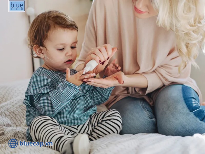 Mẹ cẩn thận với thuốc bôi chàm sữa chứa thành phần corticoid
