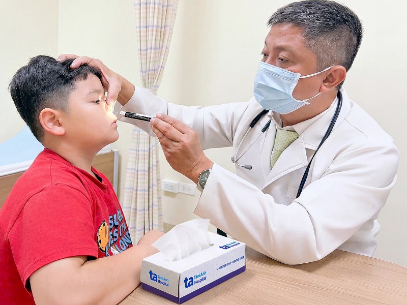 ThS.BS Nguyễn Đình Huấn khám cho bệnh nhi. Ảnh minh họa: Minh Tâm