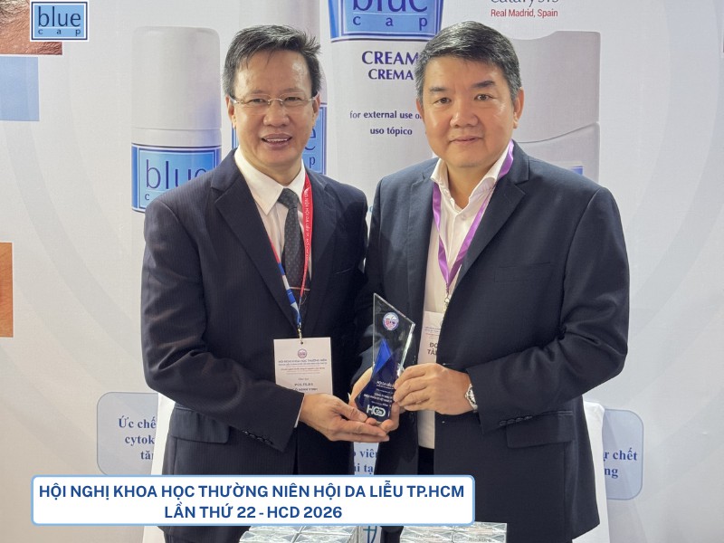 Ông Đoàn Công Thảo đại diện nhãn hàng Blue Cap Việt Nam nhận kỉ niệm chương của ban tổ chức