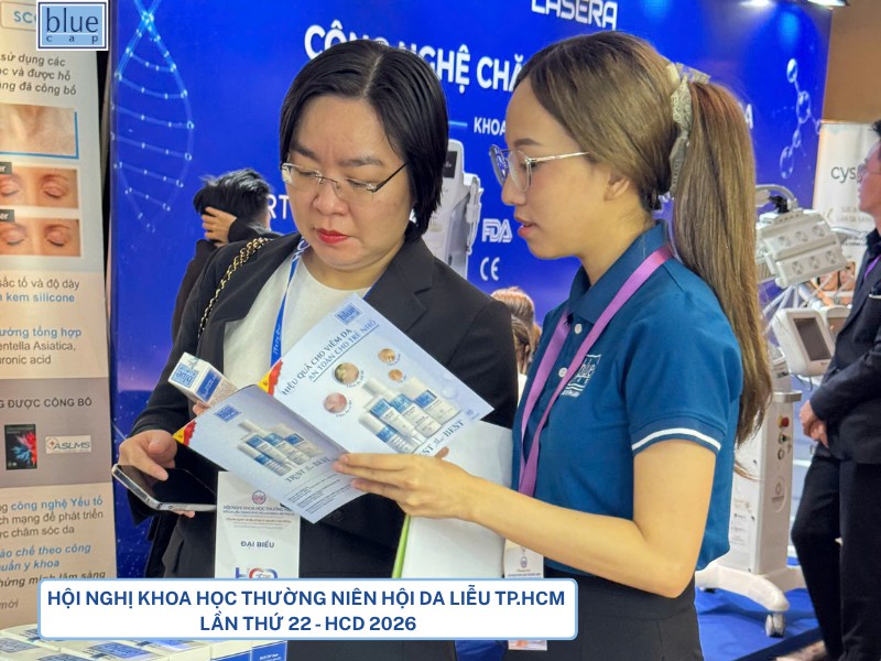Trình dược viên tư vấn thông tin sản phẩm Blue Cap tại HCD 2026
