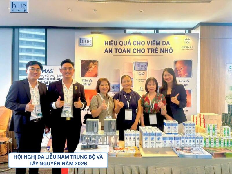 Bác sĩ ghé thăm gian hàng Bạc 8 của Blue Cap Việt Nam tại hội nghị SCHDC 2026