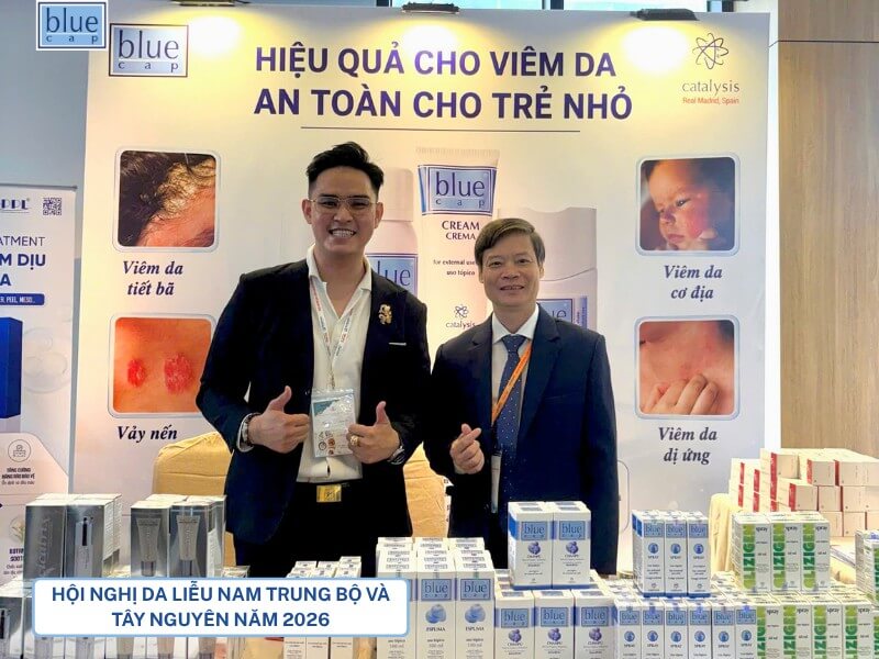 Chụp hình cùng bác sĩ tại gian hàng Blue Cap Việt Nam