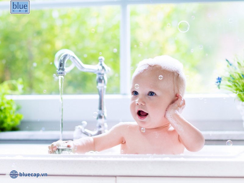 Hạn chế việc sử dụng tắm lá truyền thống, thay vào đó nên tắm khoa học khi trẻ bị chàm sữa