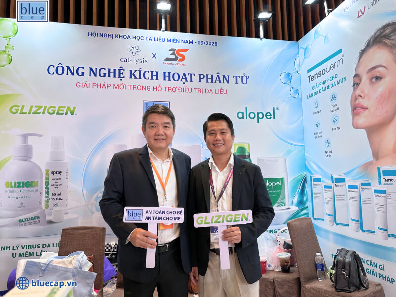 Chụp hình cùng bác sĩ ghé thăm gian hàng V9 tại hội nghị SCD 2026