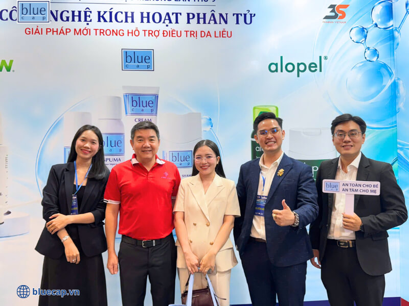 Thành viên Blue Cap Việt Nam chụp hình cùng bác sĩ Lạc Thị Kim Ngân