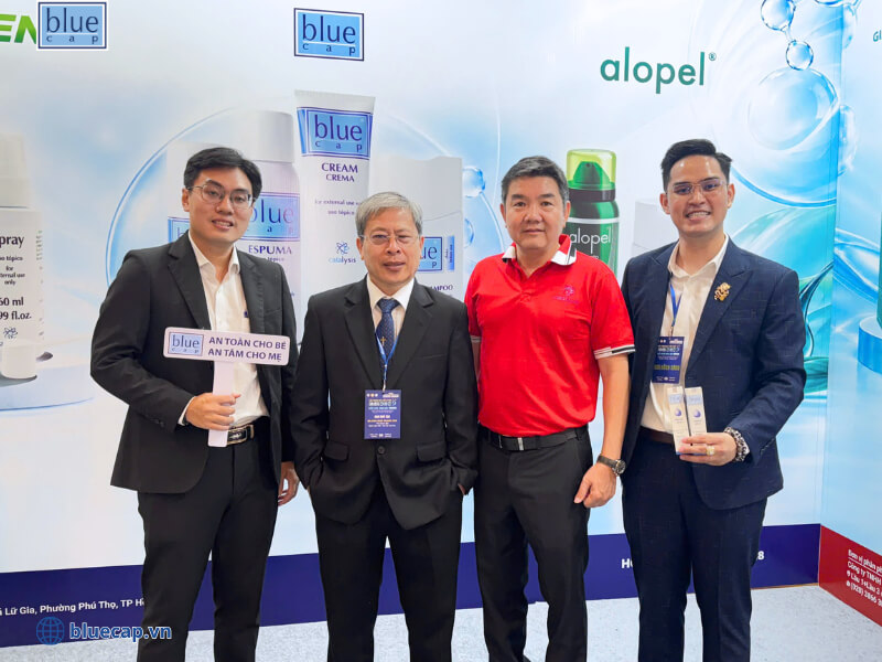 Thành viên Blue Cap Việt Nam chụp hình cùng thành viên ban tổ chức hội nghị MDC 2026