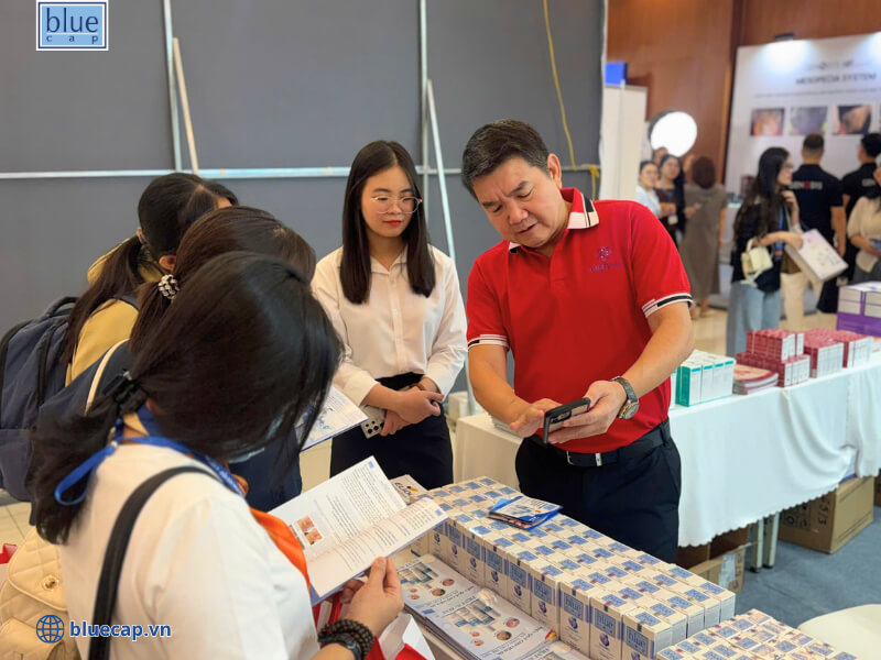 Ông đoàn Công thảo tư vấn sản phẩm Blue Cap tới bác sĩ