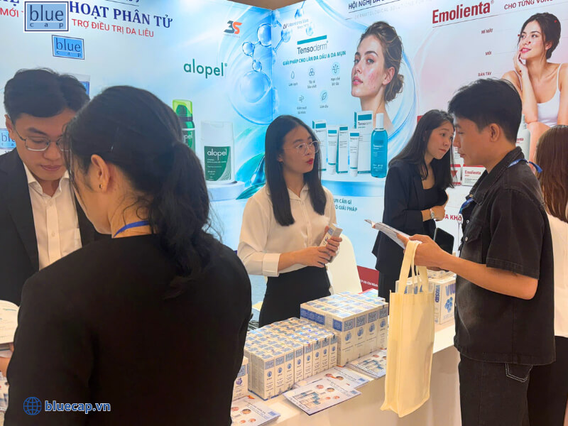 Trình dược viên Blue Cap Việt Nam hỗ trợ bác sĩ thông tin tại hội nghị MDC 2026